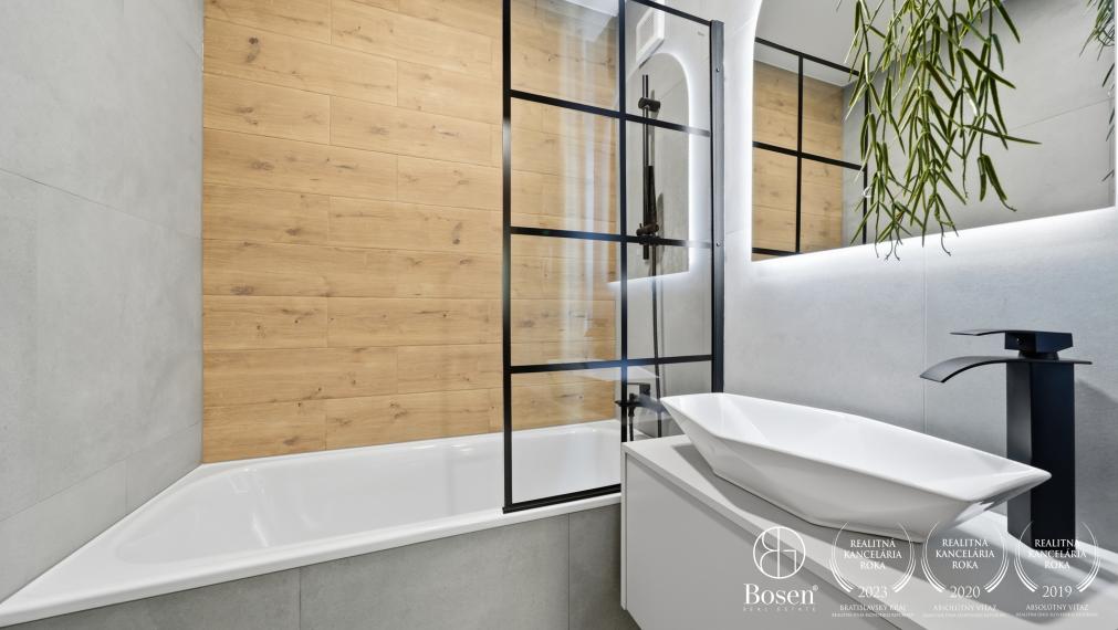 BOSEN | Zrekonštruovaný a zariadený 3 izbový byt s loggiou, 71,55 m², Karola Adlera, Dúbravka