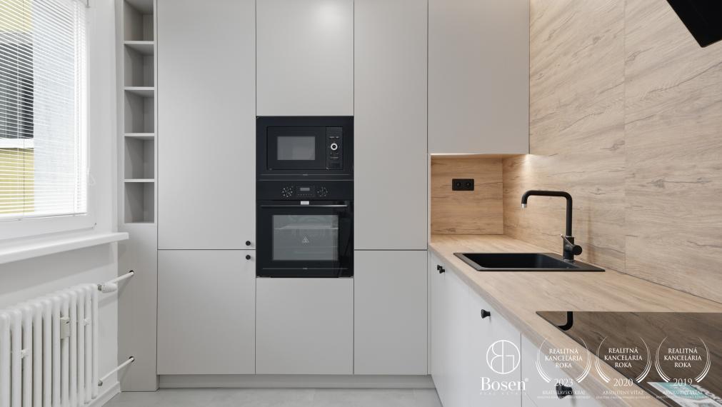 BOSEN | Zrekonštruovaný a zariadený 3 izbový byt s loggiou, 71,55 m², Karola Adlera, Dúbravka