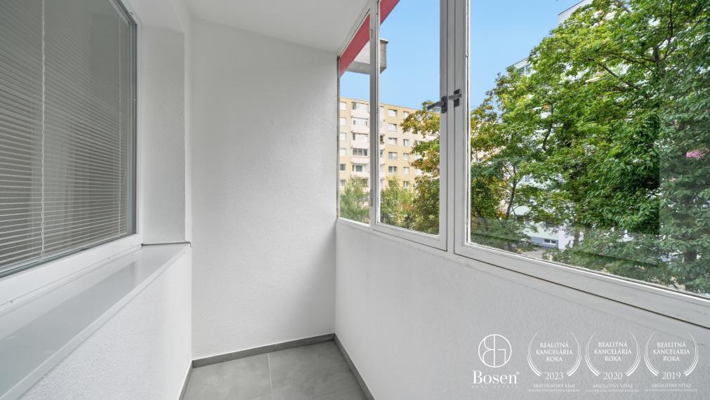 BOSEN | Zrekonštruovaný a zariadený 3 izbový byt s loggiou, 71,55 m², Karola Adlera, Dúbravka