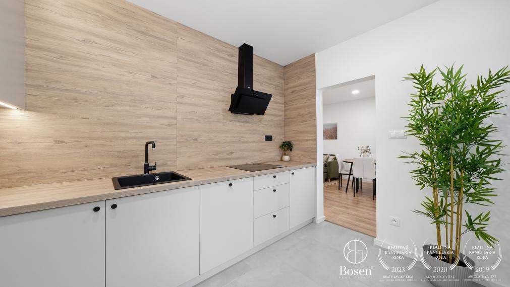 BOSEN | Zrekonštruovaný a zariadený 3 izbový byt s loggiou, 71,55 m², Karola Adlera, Dúbravka