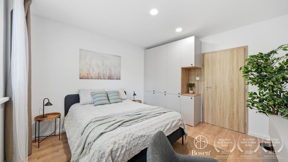 BOSEN | Zrekonštruovaný a zariadený 3 izbový byt s loggiou, 71,55 m², Karola Adlera, Dúbravka