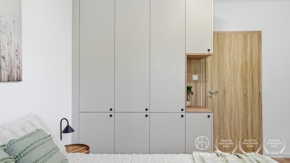 BOSEN | Zrekonštruovaný a zariadený 3 izbový byt s loggiou, 71,55 m², Karola Adlera, Dúbravka