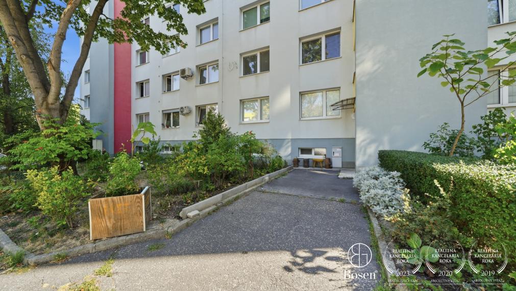 BOSEN | Zrekonštruovaný a zariadený 3 izbový byt s loggiou, 71,55 m², Karola Adlera, Dúbravka