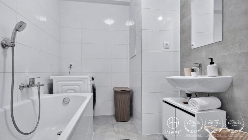 BOSEN | NOVOSTAVBA kompletne zariadený 2i byt s parkovacím státím - Trenčín
