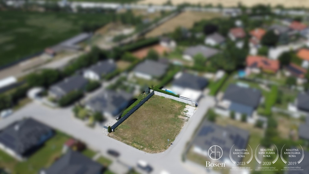 LOYALTERS | Stavebný pozemok Kvetoslavov - Karolinum, 595 m²