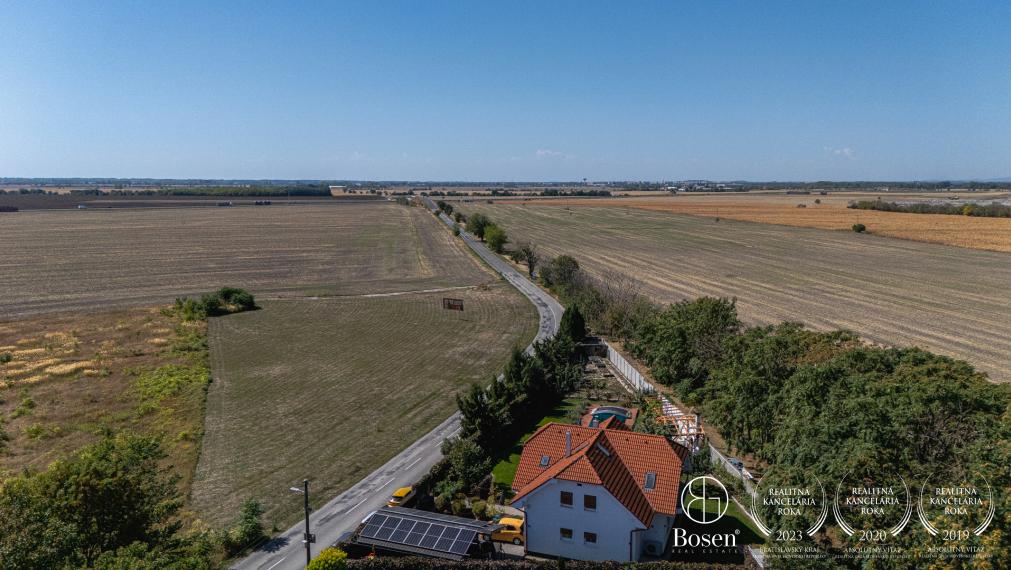 BOSEN | Kompletne zariadený rodinný dom len 25 minút od BA