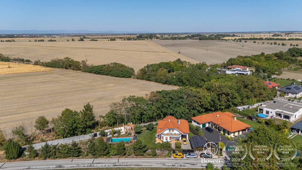 BOSEN | Kompletne zariadený rodinný dom len 25 minút od BA