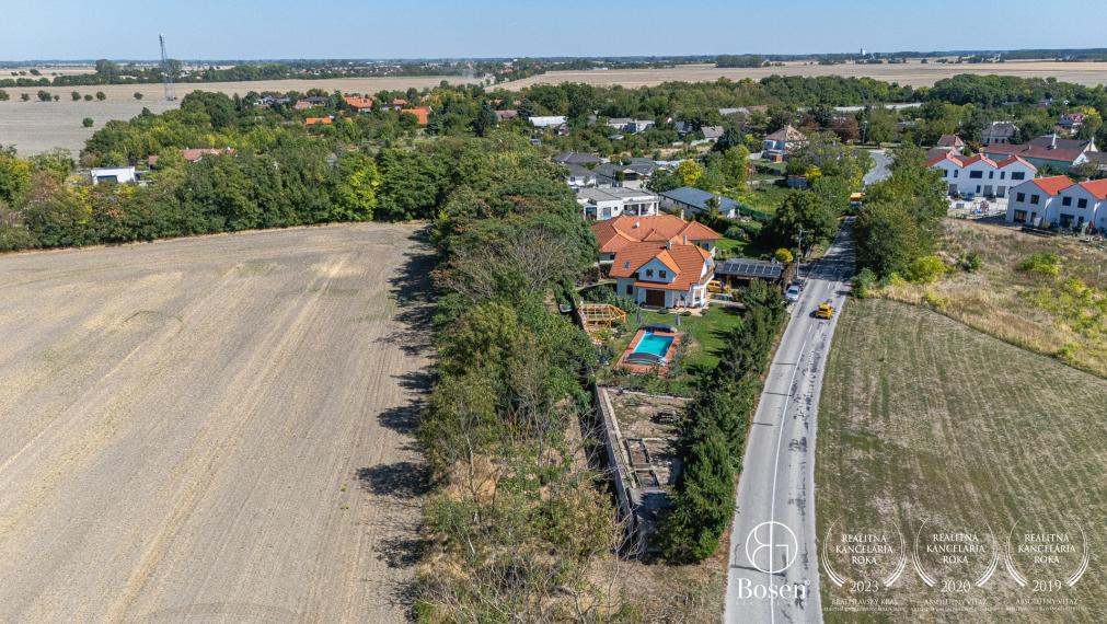 BOSEN | Kompletne zariadený rodinný dom len 25 minút od BA