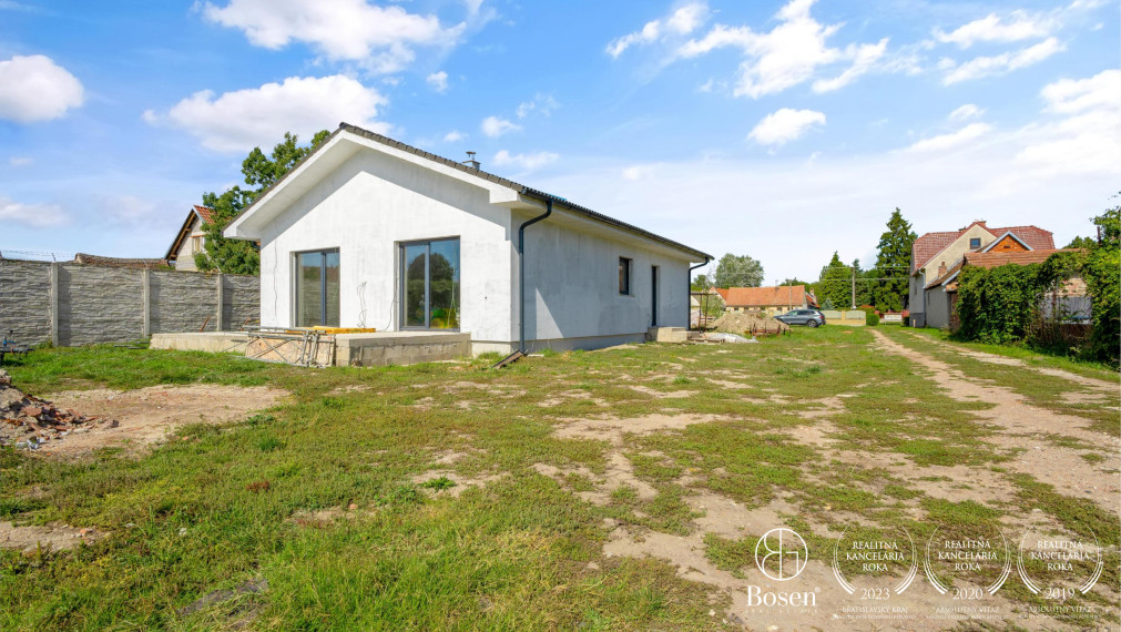 BOSEN | Priestranná 4 izbová novostavba s kompletným oplotením a dokončenou prístupovou cestou