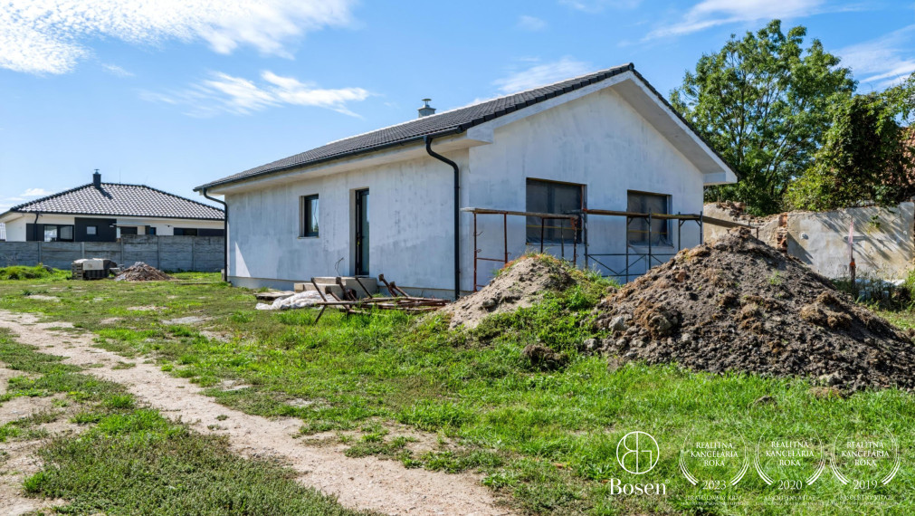 BOSEN | Priestranná 4 izbová novostavba s kompletným oplotením a dokončenou prístupovou cestou