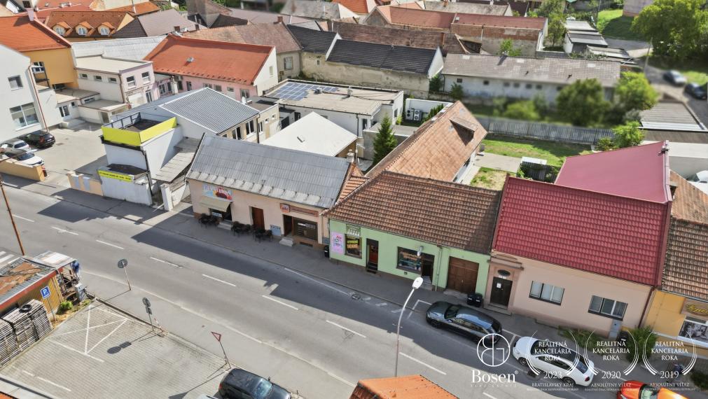 BOSEN | Dva susediace domy s pozemkami 875 m² a výrazným investičným potenciálom