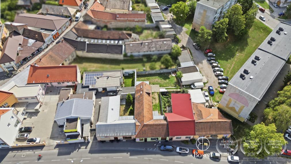 BOSEN | Dva susediace domy s pozemkami 875 m² a výrazným investičným potenciálom