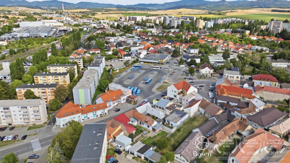 BOSEN | Dva susediace domy s pozemkami 875 m² a výrazným investičným potenciálom
