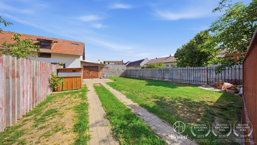 BOSEN | Dva susediace domy s pozemkami 875 m² a výrazným investičným potenciálom