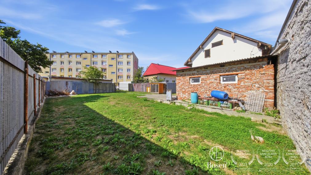 BOSEN | Dva susediace domy s pozemkami 875 m² a výrazným investičným potenciálom