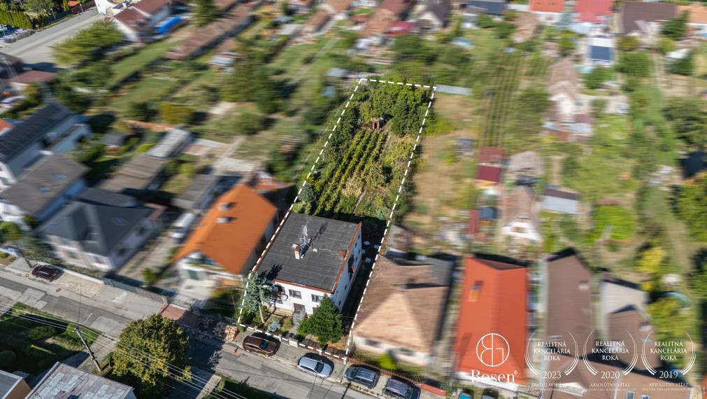 BOSEN | Priestranný podpivničený rodinný dom v pôvodnom stave, Veľké Šenkvice