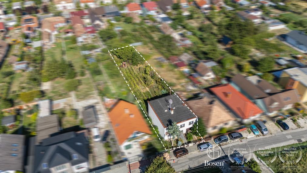 BOSEN | Priestranný podpivničený rodinný dom v pôvodnom stave, Veľké Šenkvice