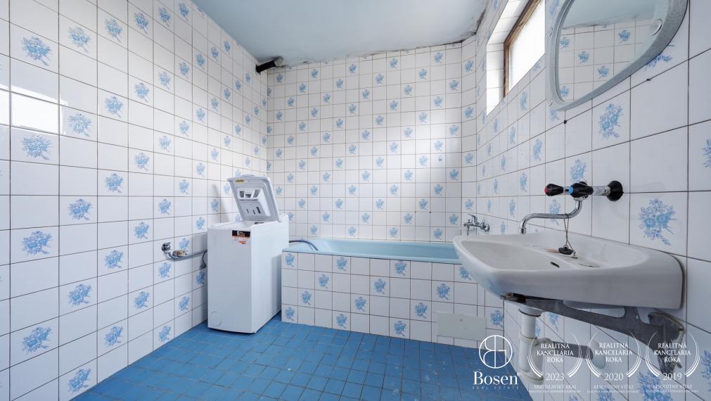 BOSEN | Priestranný podpivničený rodinný dom v pôvodnom stave, Veľké Šenkvice