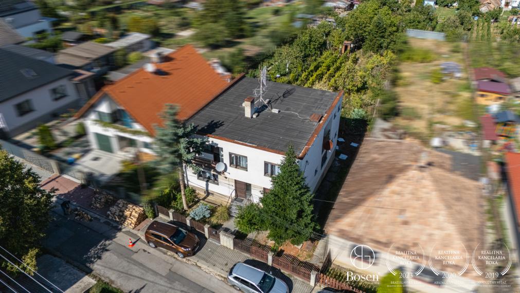 BOSEN | Priestranný podpivničený rodinný dom v pôvodnom stave, Veľké Šenkvice