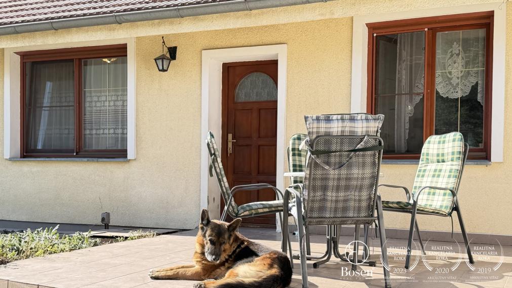 RODINNÝ DOM S DVOMA SAMOSTATNÝMI ČASŤAMI – BÝVANIE HNEĎ A PROJEKT DO BUDÚCNOSTI | VEĽKÝ BIEL