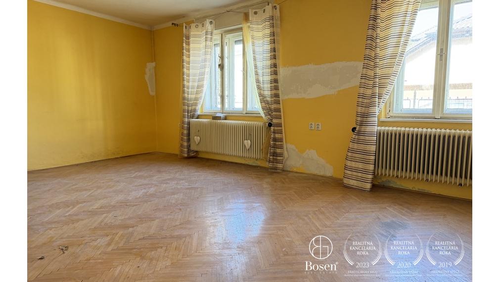 RODINNÝ DOM S DVOMA SAMOSTATNÝMI ČASŤAMI – BÝVANIE HNEĎ A PROJEKT DO BUDÚCNOSTI | VEĽKÝ BIEL
