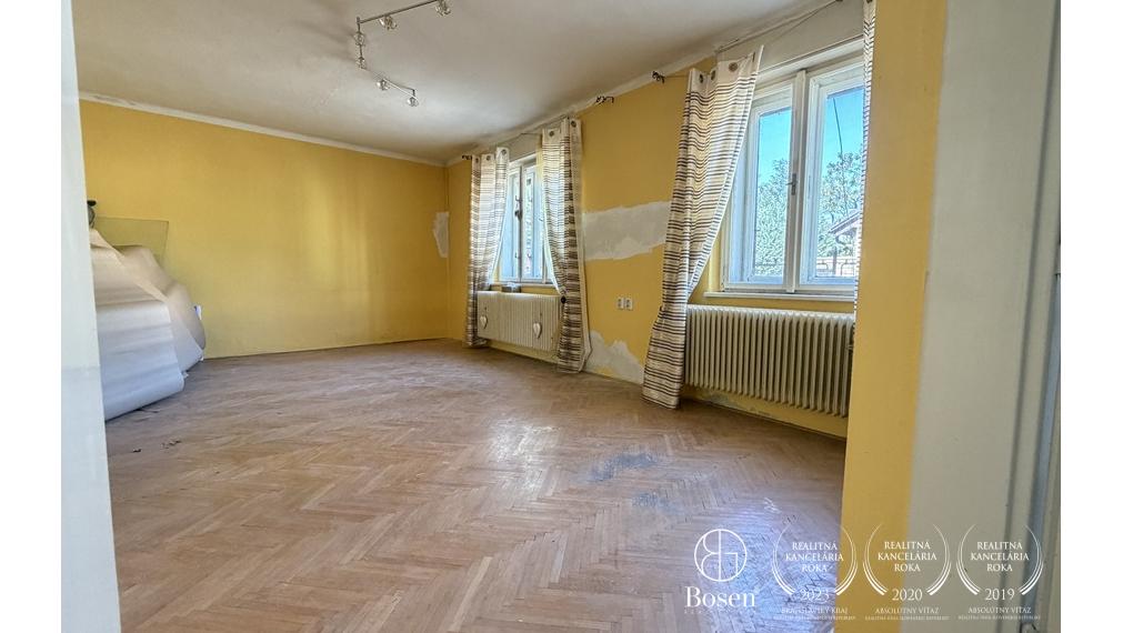 RODINNÝ DOM S DVOMA SAMOSTATNÝMI ČASŤAMI – BÝVANIE HNEĎ A PROJEKT DO BUDÚCNOSTI | VEĽKÝ BIEL
