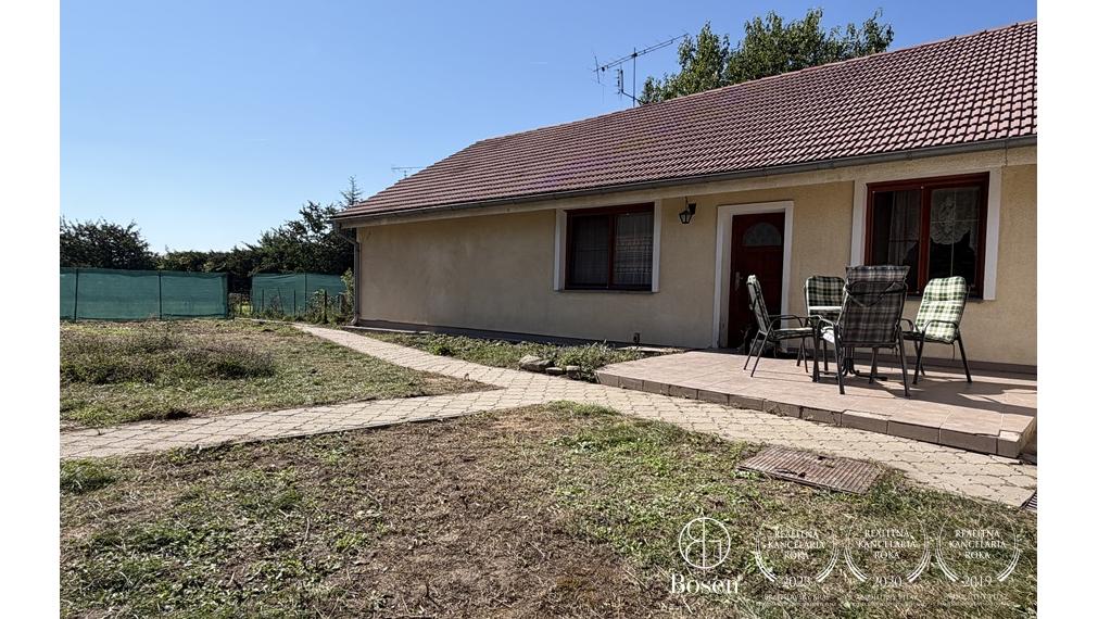 RODINNÝ DOM S DVOMA SAMOSTATNÝMI ČASŤAMI – BÝVANIE HNEĎ A PROJEKT DO BUDÚCNOSTI | VEĽKÝ BIEL