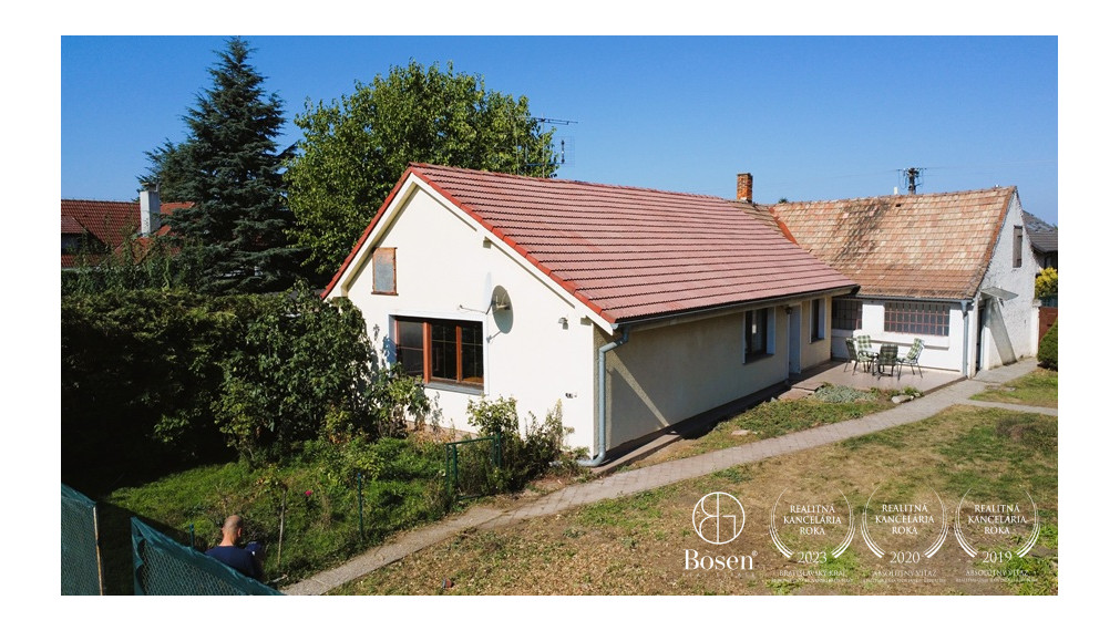 RODINNÝ DOM S DVOMA SAMOSTATNÝMI ČASŤAMI – BÝVANIE HNEĎ A PROJEKT DO BUDÚCNOSTI | VEĽKÝ BIEL