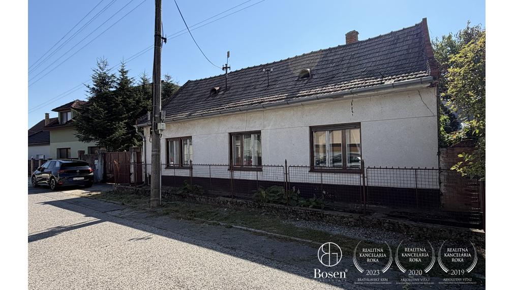 RODINNÝ DOM S DVOMA SAMOSTATNÝMI ČASŤAMI – BÝVANIE HNEĎ A PROJEKT DO BUDÚCNOSTI | VEĽKÝ BIEL