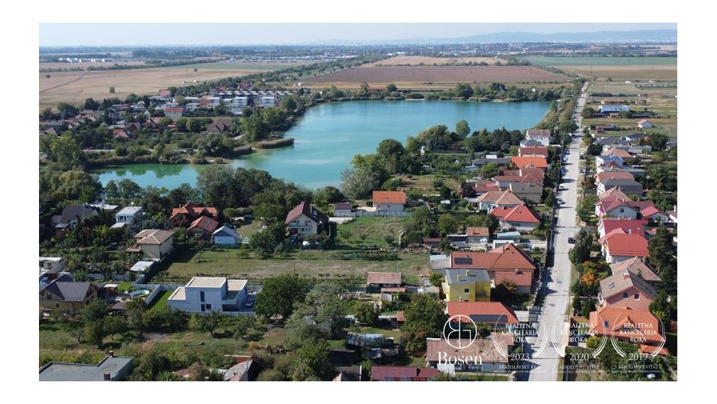 RODINNÝ DOM S DVOMA SAMOSTATNÝMI ČASŤAMI – BÝVANIE HNEĎ A PROJEKT DO BUDÚCNOSTI | VEĽKÝ BIEL