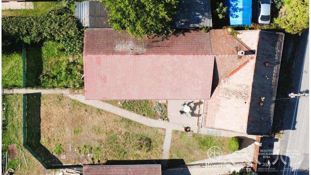 RODINNÝ DOM S DVOMA SAMOSTATNÝMI ČASŤAMI – BÝVANIE HNEĎ A PROJEKT DO BUDÚCNOSTI | VEĽKÝ BIEL