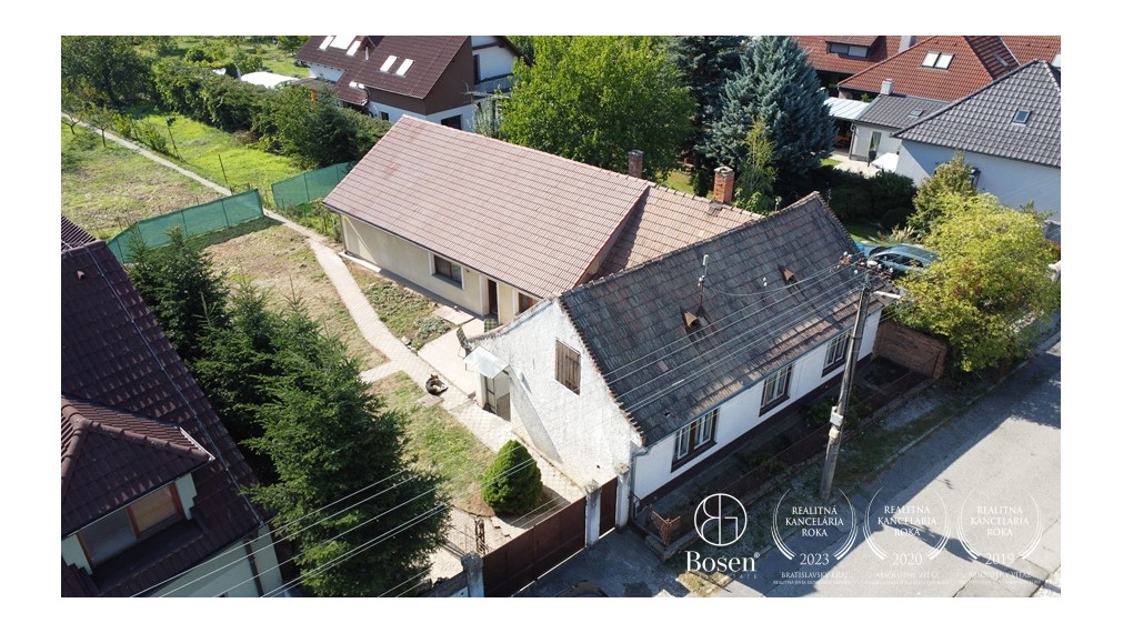 RODINNÝ DOM S DVOMA SAMOSTATNÝMI ČASŤAMI – BÝVANIE HNEĎ A PROJEKT DO BUDÚCNOSTI | VEĽKÝ BIEL