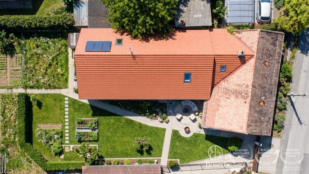 RODINNÝ DOM S DVOMA SAMOSTATNÝMI ČASŤAMI – BÝVANIE HNEĎ A PROJEKT DO BUDÚCNOSTI | VEĽKÝ BIEL