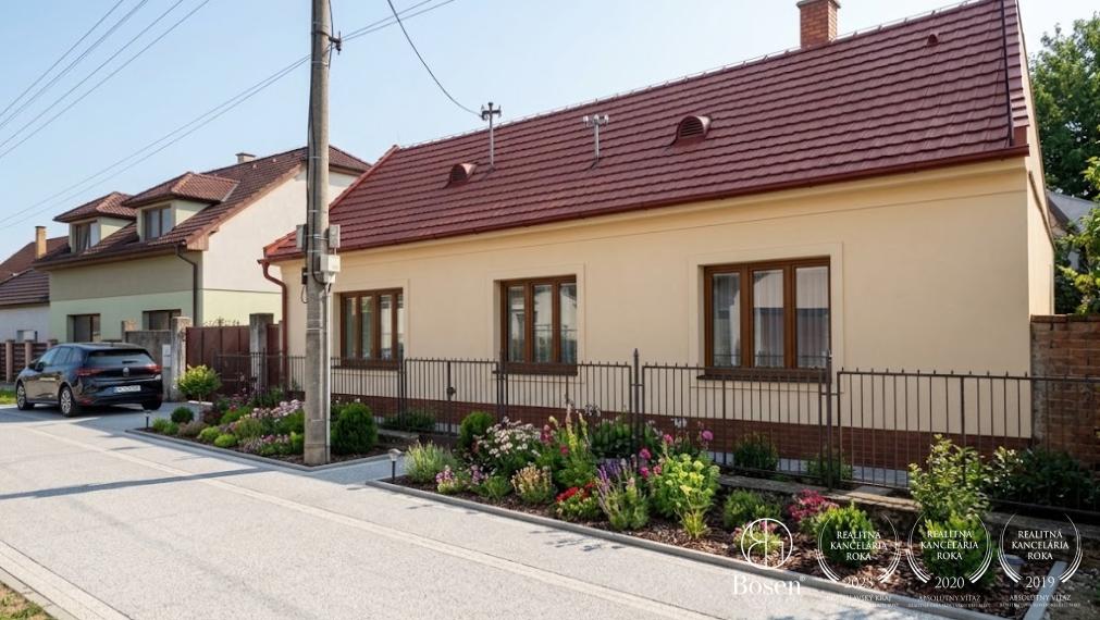 RODINNÝ DOM S DVOMA SAMOSTATNÝMI ČASŤAMI – BÝVANIE HNEĎ A PROJEKT DO BUDÚCNOSTI | VEĽKÝ BIEL