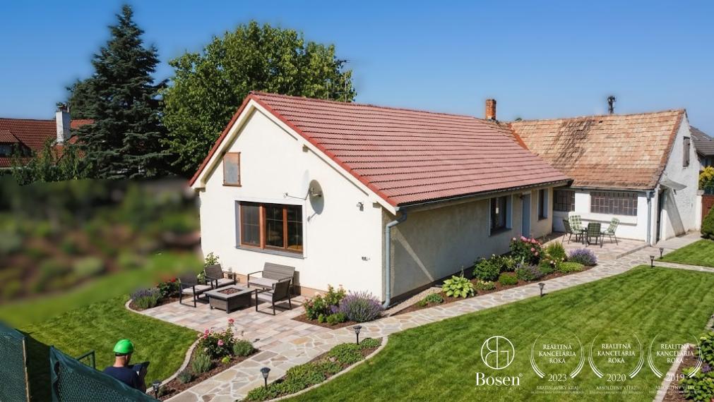 RODINNÝ DOM S DVOMA SAMOSTATNÝMI ČASŤAMI – BÝVANIE HNEĎ A PROJEKT DO BUDÚCNOSTI | VEĽKÝ BIEL