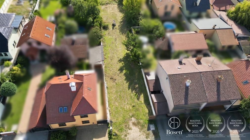 BOSEN | Stavebný pozemok s vybudovanými prípojkami IS a s projektom-ul. J. Kubinu, Malacky