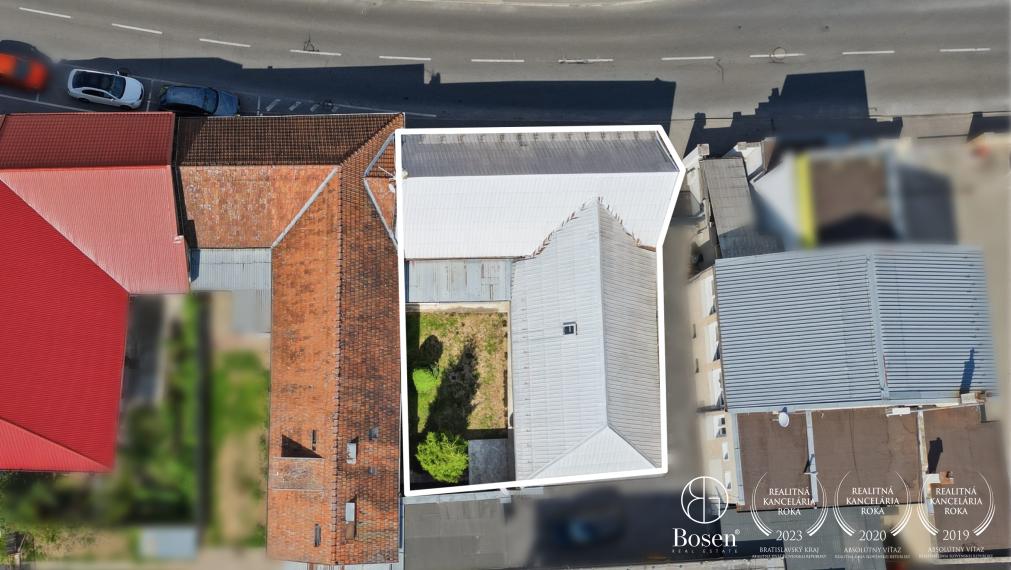 BOSEN | Dom s prenajatými obchodnými priestormi Bánovce nad Bebravou - centrum