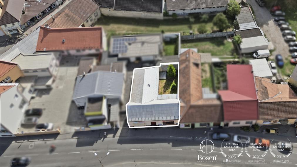 BOSEN | Dom s prenajatými obchodnými priestormi Bánovce nad Bebravou - centrum