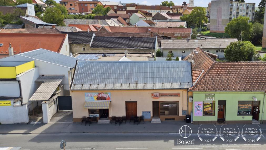 BOSEN | Dom s prenajatými obchodnými priestormi Bánovce nad Bebravou - centrum