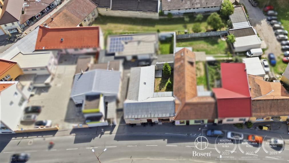 BOSEN | Dom s prenajatými obchodnými priestormi Bánovce nad Bebravou - centrum