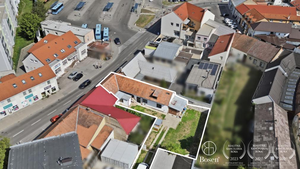 BOSEN | Dom s prenajatými obchodnými priestormi BnB centrum - 586 m²