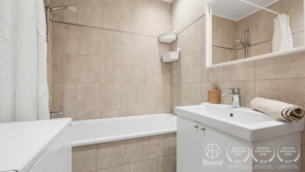 BOSEN| 2 izbový byt, 66m2+balkón, čiastočne prerobený na 3 izbový, Školské Námestie