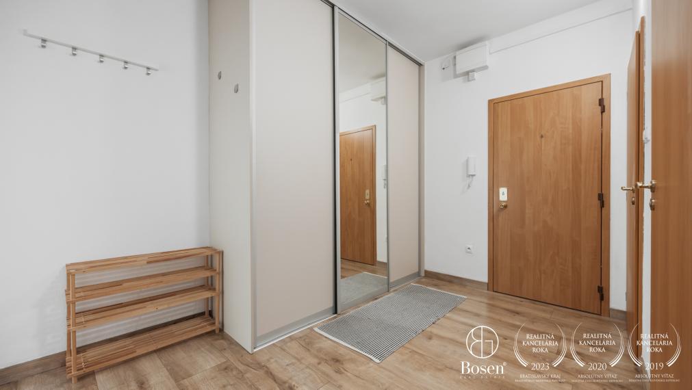BOSEN| 2 izbový byt, 66m2+balkón, čiastočne prerobený na 3 izbový, Školské Námestie