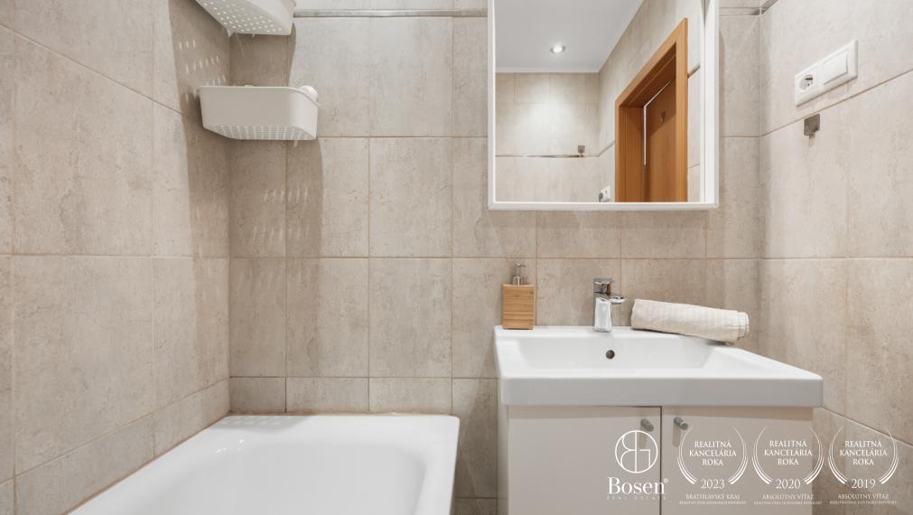 BOSEN| 2 izbový byt, 66m2+balkón, čiastočne prerobený na 3 izbový, Školské Námestie