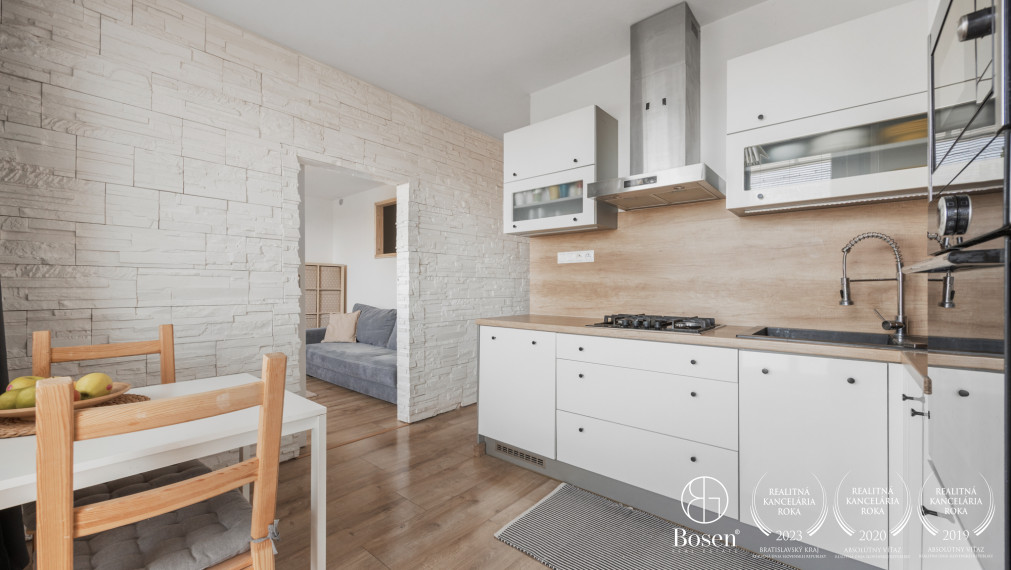 BOSEN| 2 izbový byt, 66m2+balkón, čiastočne prerobený na 3 izbový, Školské Námestie