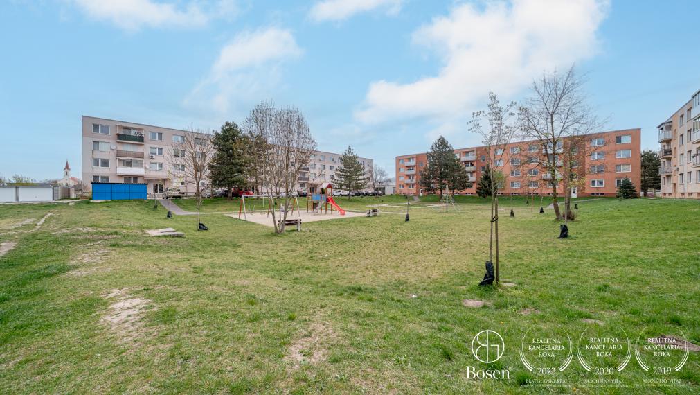 BOSEN| 2 izbový byt, 66m2+balkón, čiastočne prerobený na 3 izbový, Školské Námestie