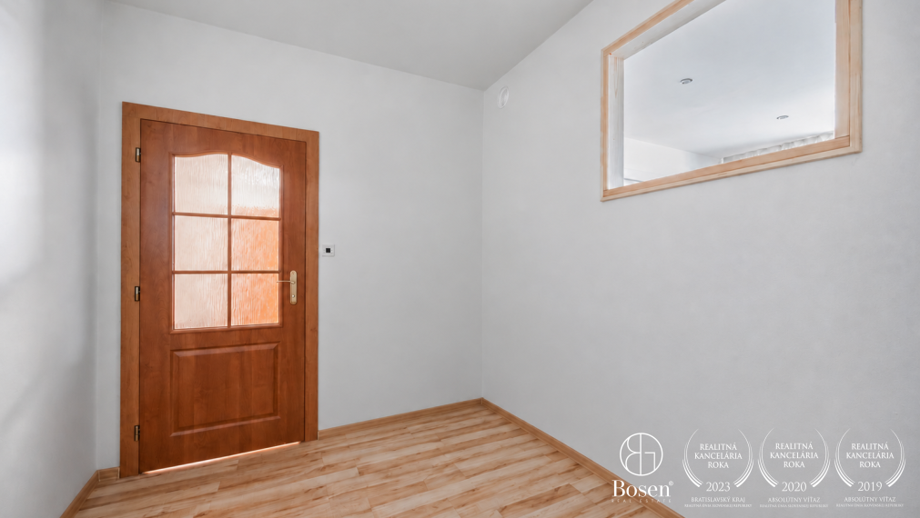 BOSEN| 2 izbový byt, 66m2+balkón, čiastočne prerobený na 3 izbový, Školské Námestie