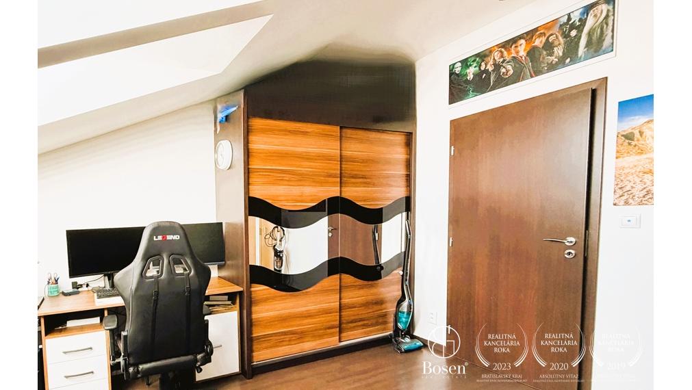 3-IZBOVÝ BYT SO ZASTREŠENOU TERASOU 16 m² | SLOVENSKÝ GROB