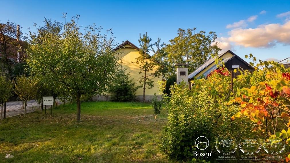BOSEN | Objekt s podnikateľským potenciálom a pozemkom 909 m², Macov