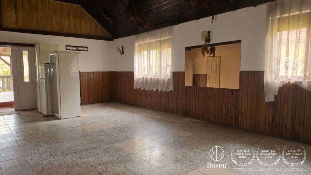 BOSEN | Objekt s podnikateľským potenciálom a pozemkom 909 m², Macov